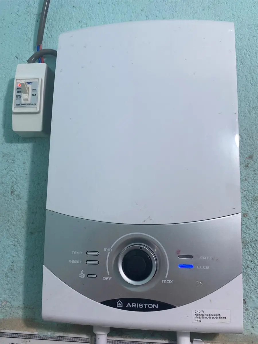 Khách hàng review Máy nước nóng trực tiếp Ariston 4500W Aures SM45PE SBS VN 15
