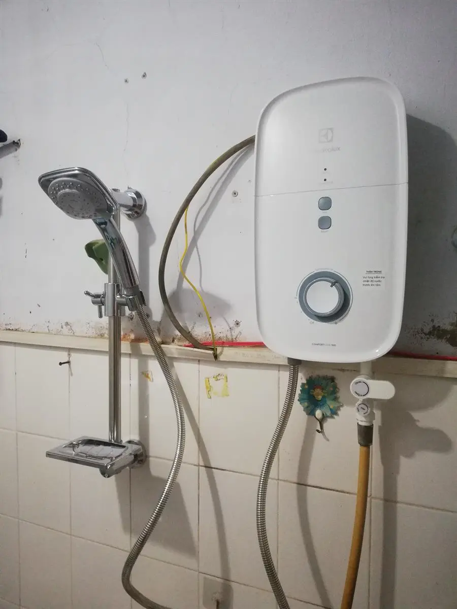 hách hàng review Máy nước nóng trực tiếp Electrolux 4500W EWE451KX-DWB2 6