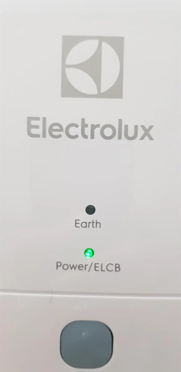 Khách hàng review Máy nước nóng trực tiếp Electrolux 4500W EWE451KX-DWB2 5