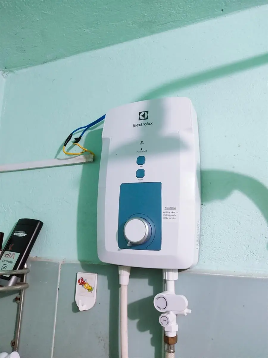 Khách hàng review Máy nước nóng trực tiếp Electrolux 4500W EWE451GX-DWB 14
