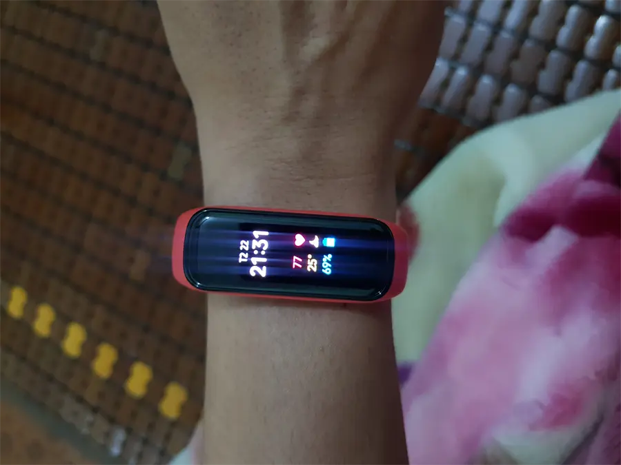 Khách hàng review Vòng tay thông minh Samsung Galaxy Fit2 đỏ 3