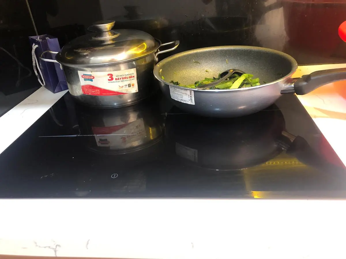 Khách hàng review Chảo nhôm sâu chống dính vân đá đáy từ 28 cm Happycook MWP-28IH 1