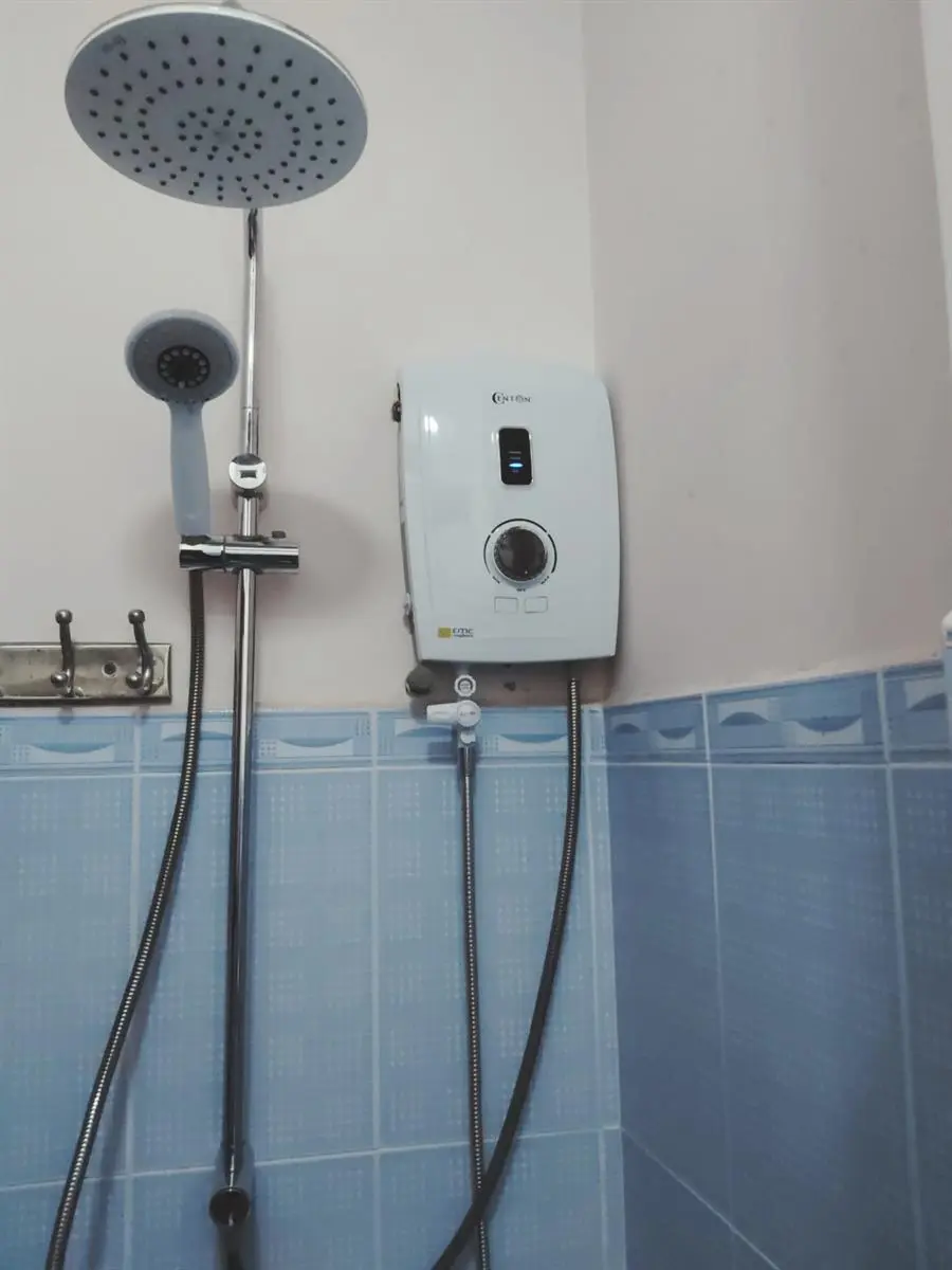 Khách hàng review Máy nước nóng trực tiếp Centon 5500W GD600ESP RS FL 4