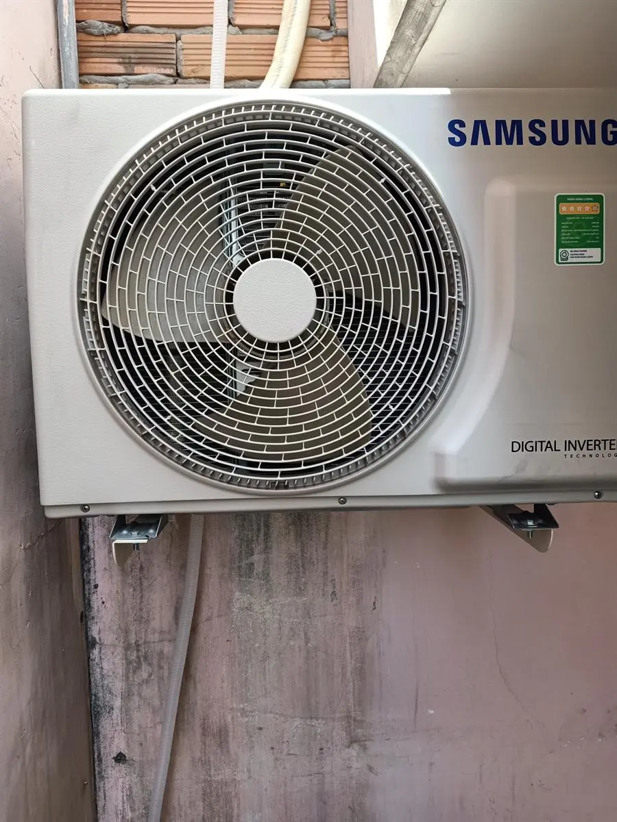 Khách hàng review Máy lạnh Samsung Wind-Free Inverter 1 HP AR10TYGCDWKNSV 13
