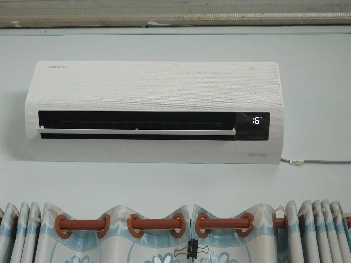 Khách hàng review Máy lạnh Samsung Wind-Free Inverter 1 HP AR10TYGCDWKNSV 11
