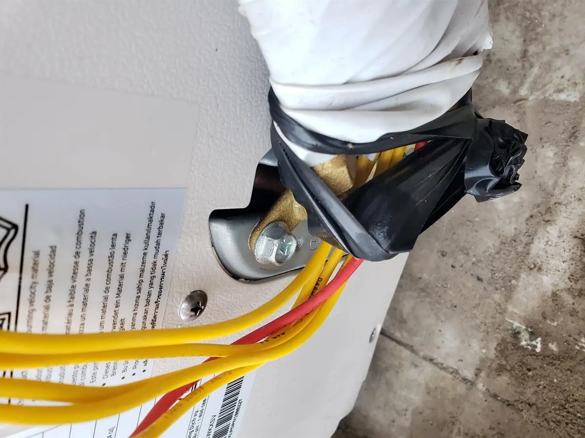 Khách hàng review Máy lạnh Samsung Wind-Free Inverter 1 HP AR10TYAACWKNSV 8