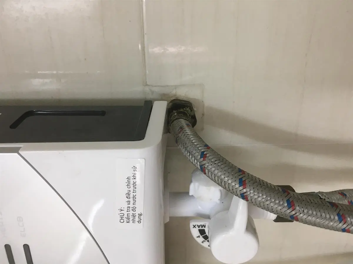 Khách hàng review Máy nước nóng trực tiếp Ariston 4500W Aures SM45PE SBS VN 12