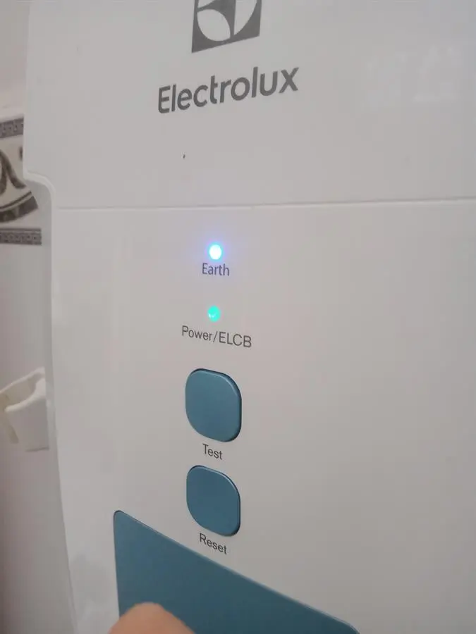 Khách hàng review Máy nước nóng trực tiếp Electrolux 4500W EWE451GX-DWB 12