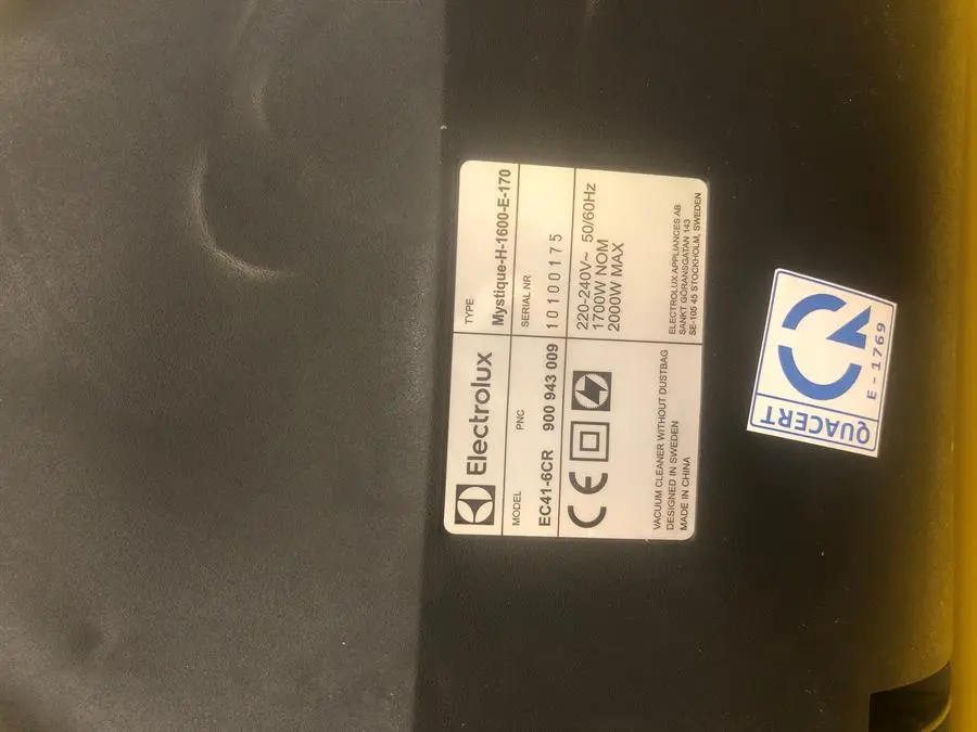 Khách hàng review Máy hút bụi dạng hộp Electrolux EC41-6CR 6