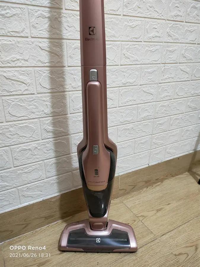 Khách hàng review Máy hút bụi không dây Electrolux ZB3314AK 11