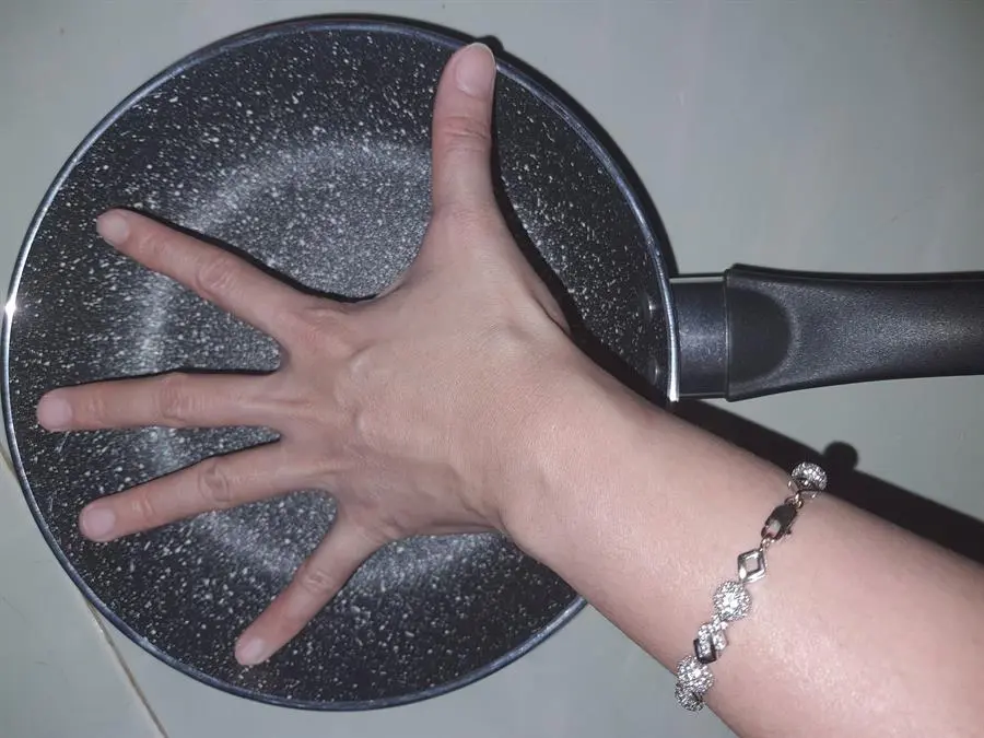 Khách hàng review Chảo nhôm chống dính vân đá đáy từ 20 cm Elmich Colosseum Y1 EL-3718 Xanh dương 13