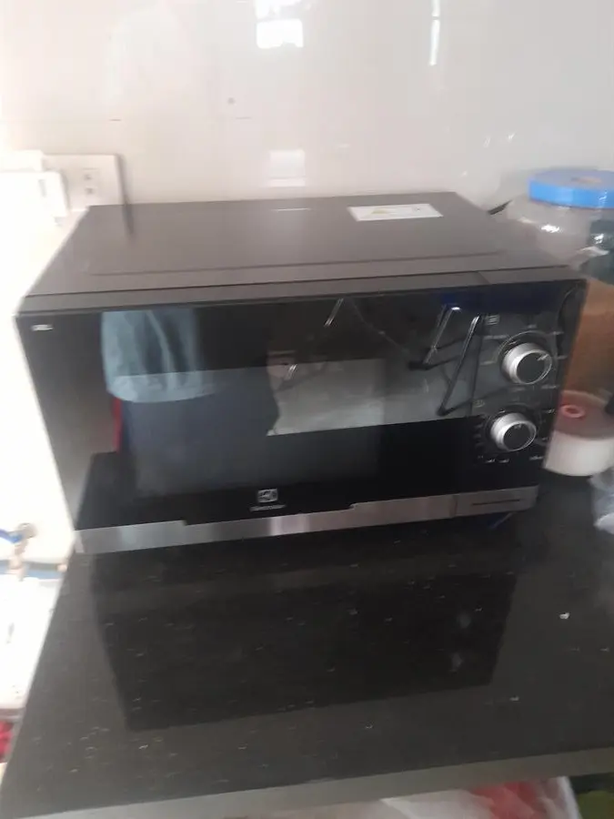 Khách hàng review Lò vi sóng có nướng Electrolux EMM2318X 23 lít 1