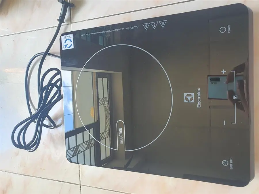 Khách hàng review Bếp từ Electrolux ETD29KC 4