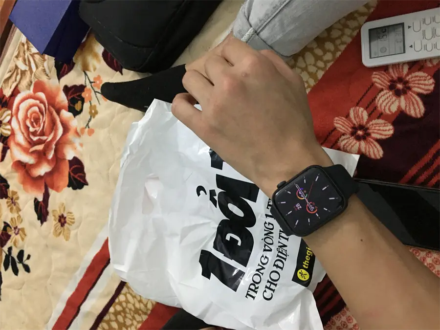 Khách hàng review Đồng hồ thông minh Apple Watch SE 2020 GPS 44mm 16