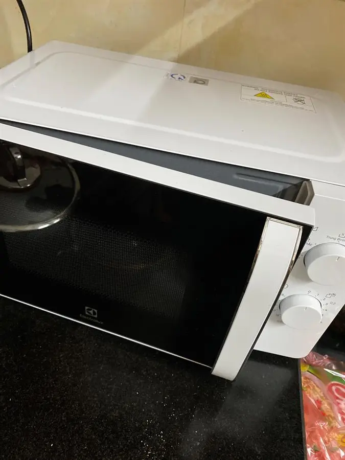 Khách hàng review Lò vi sóng Electrolux EMM20K18GW 20 lít 3