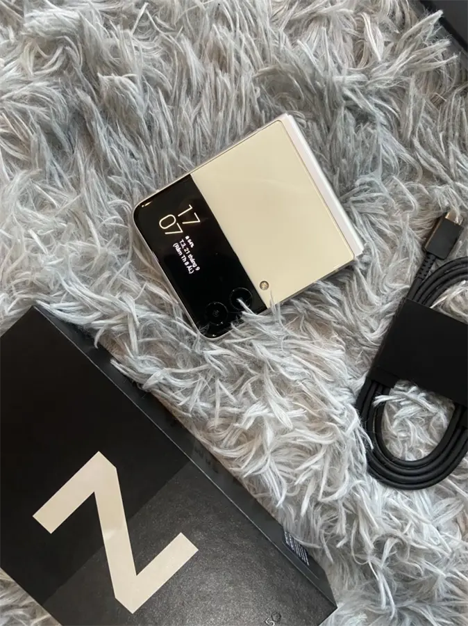 Khách hàng review Điện thoại Samsung Galaxy Z Flip3 5G 128GB 17