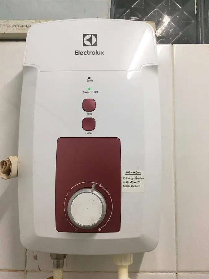 Khách hàng review Máy nước nóng trực tiếp Electrolux 4500W EWE451GX-DWB 11