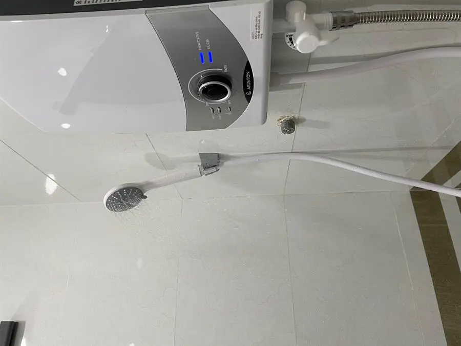 Khách hàng review Máy nước nóng trực tiếp Ariston 4500W Aures SM45PE SBS VN 8