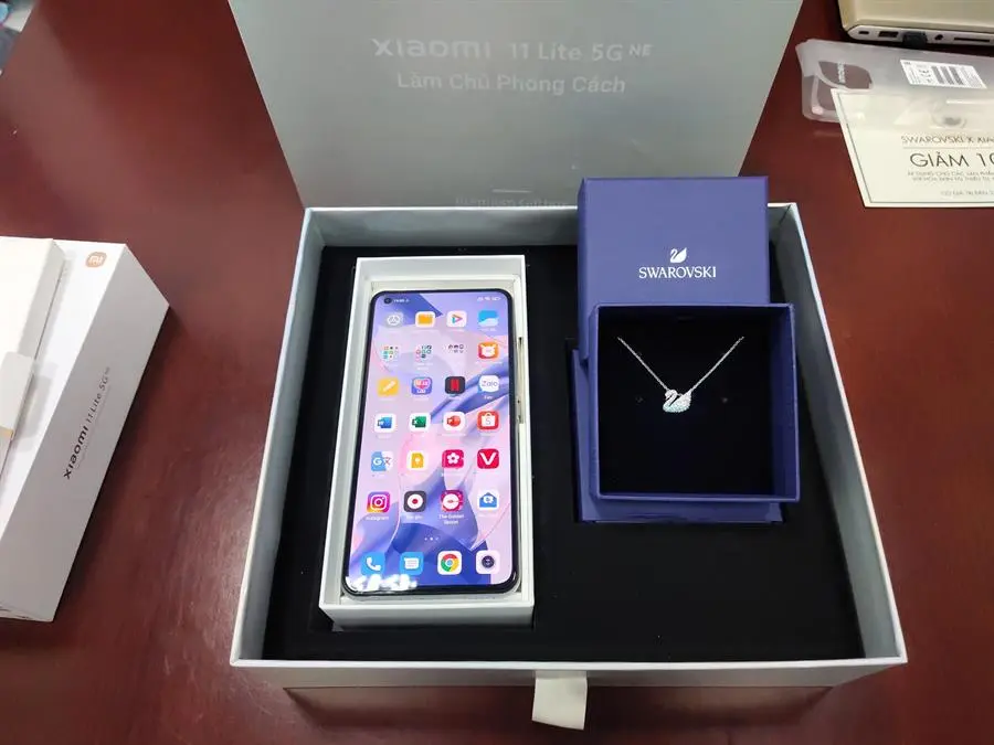 Khách hàng review Điện thoại Xiaomi 11 Lite 5G NE Trắng Swarovski 1
