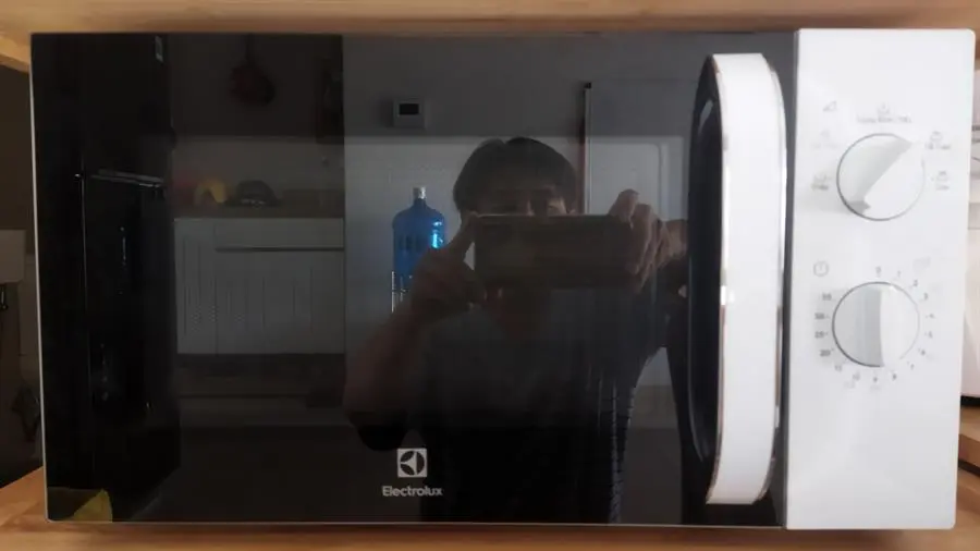 Khách hàng review Lò vi sóng Electrolux EMM23K18GW 23 lít 1