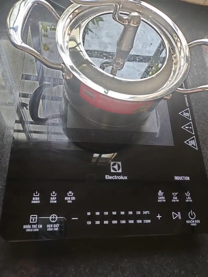 Khách hàng review Bếp từ đơn Electrolux ETD42SKS 2100W 4