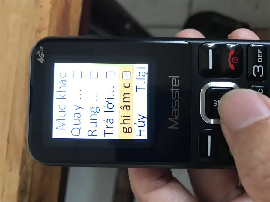 Khách hàng review Điện thoại Masstel IZI 10 16