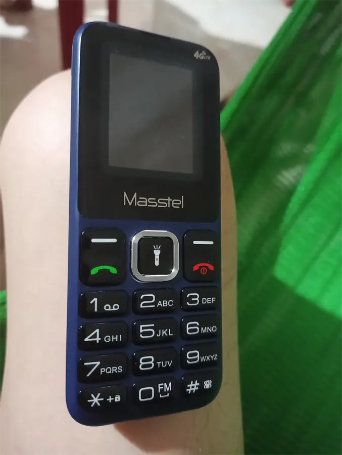 Khách hàng review Điện thoại Masstel IZI 10 17