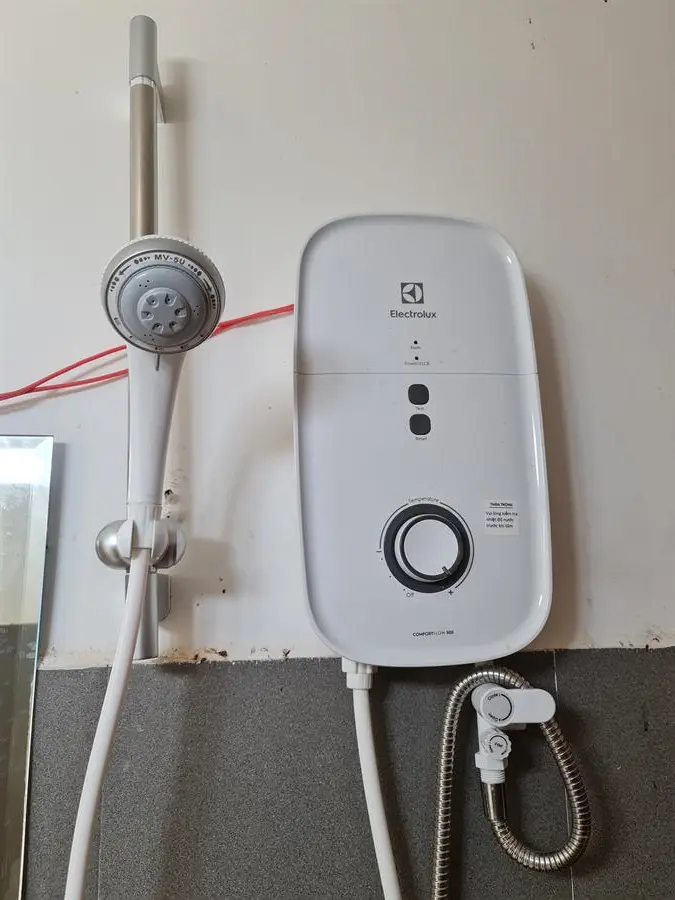 Khách hàng review Bình nóng lạnh trực tiếp Electrolux 4500W EWE451KB-DWG2 15