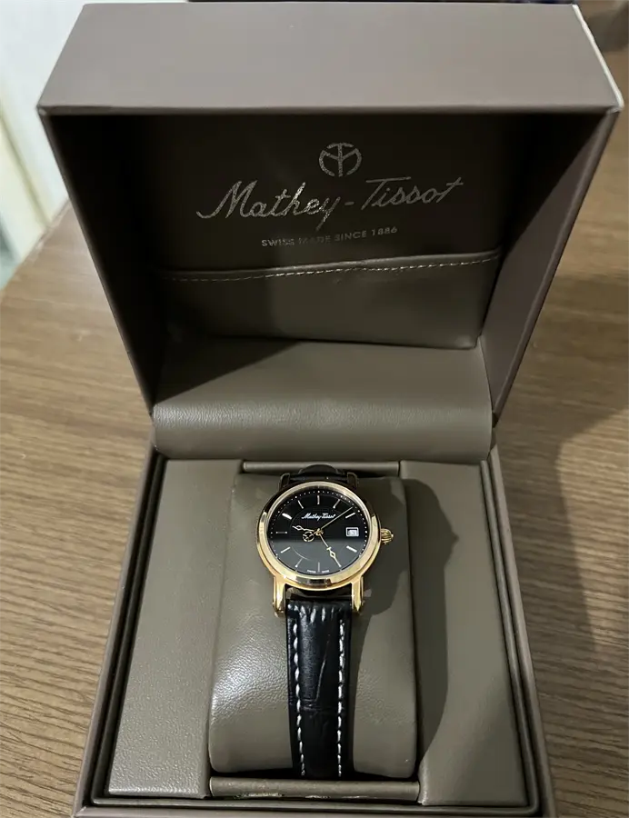 Khách hàng review Đồng hồ MATHEY TISSOT City Leather 28 mm Nữ D31186PN 2