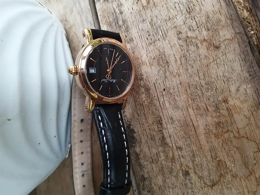 Khách hàng review Đồng hồ MATHEY TISSOT City Leather 28 mm Nữ D31186PN 1