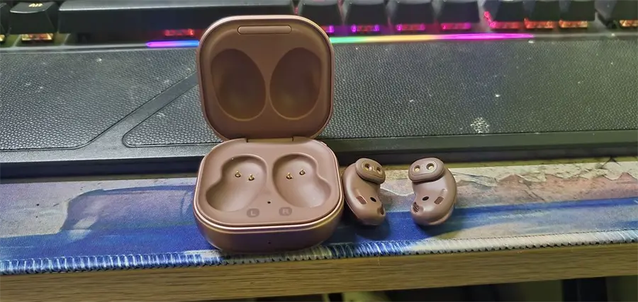 Khách hàng review Tai nghe Bluetooth True Wireless Samsung Galaxy Buds Live R180 Gold 4