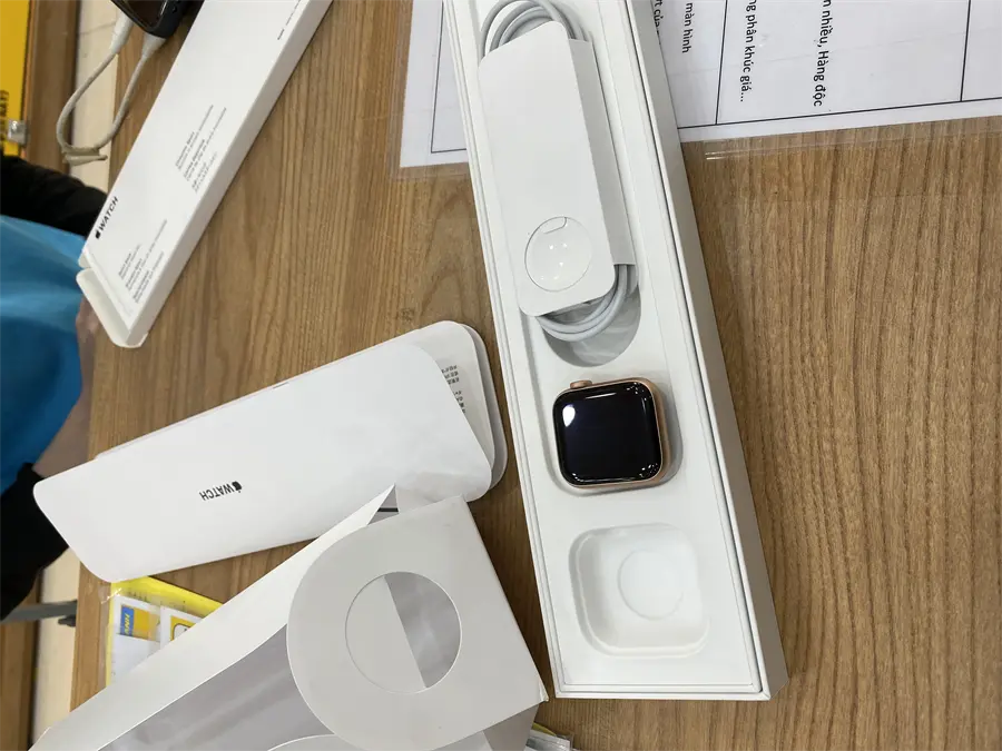 Khách hàng review Đồng hồ thông minh Apple Watch S6 LTE 40mm viền nhôm dây silicone 2