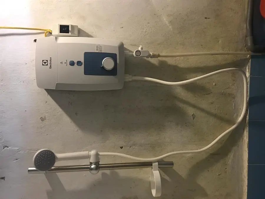 Khách hàng review Máy nước nóng trực tiếp Electrolux 4500W EWE451GX-DWB 10