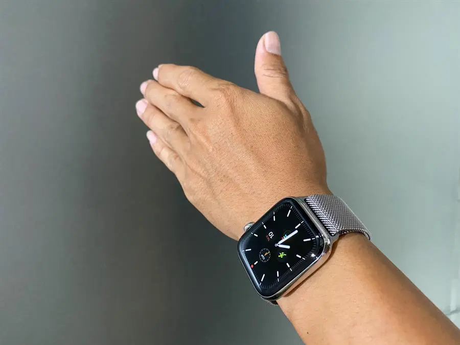 Khách hàng review Đồng hồ thông minh Apple Watch S5 LTE 44mm viền thép dây thép bạc 1