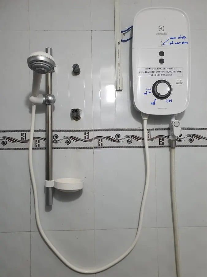 Khách hàng review Bình nóng lạnh trực tiếp Electrolux 4500W EWE451KB-DWG2 14