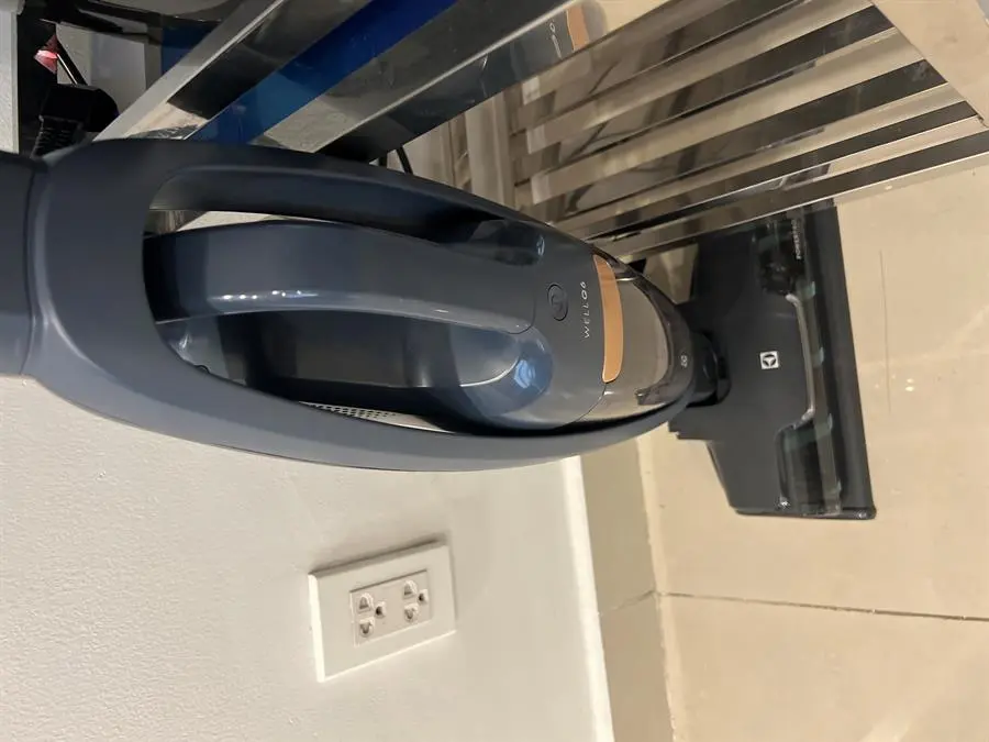 Khách hàng review Máy hút bụi không dây Electrolux WQ61-1EDBF 3
