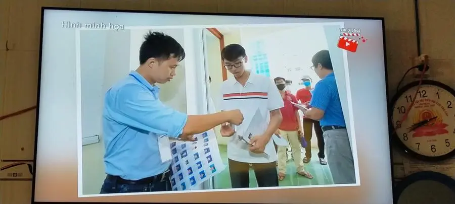 Khách hàng review Smart Tivi Samsung 32 inch UA32T4300 3