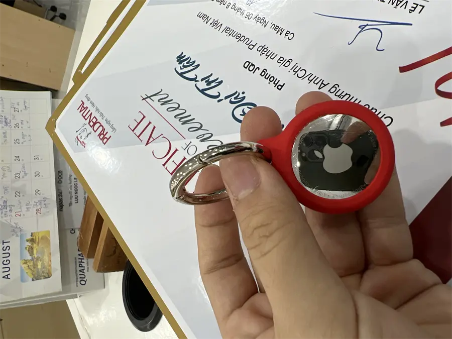 Khách hàng review Vỏ bảo vệ AirTag Silicon JM Đỏ 2