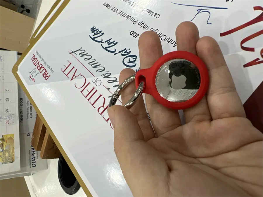 Khách hàng review Vỏ bảo vệ AirTag Silicon JM Đỏ 1