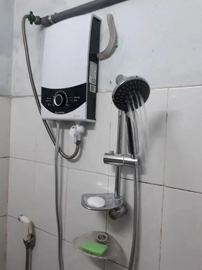 Khách hàng review Máy nước nóng trực tiếp Ariston 4500W AURES SMC45PE SBS VN 1