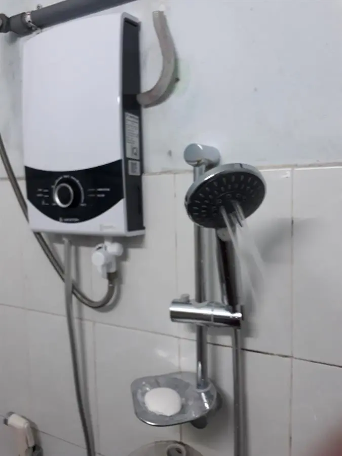 Khách hàng review Máy nước nóng trực tiếp Ariston 4500W AURES SMC45PE SBS VN 2