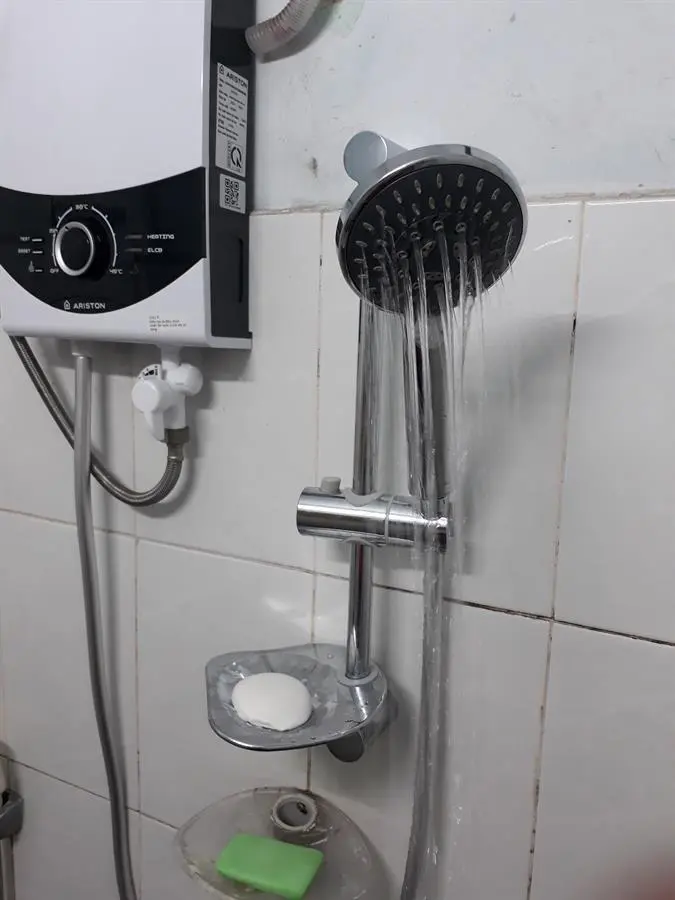 Khách hàng review Máy nước nóng trực tiếp Ariston 4500W AURES SMC45PE SBS VN 3
