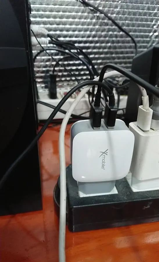 Khách hàng review Adapter sạc 2 cổng USB 12W Dual Xmobile DS702 3