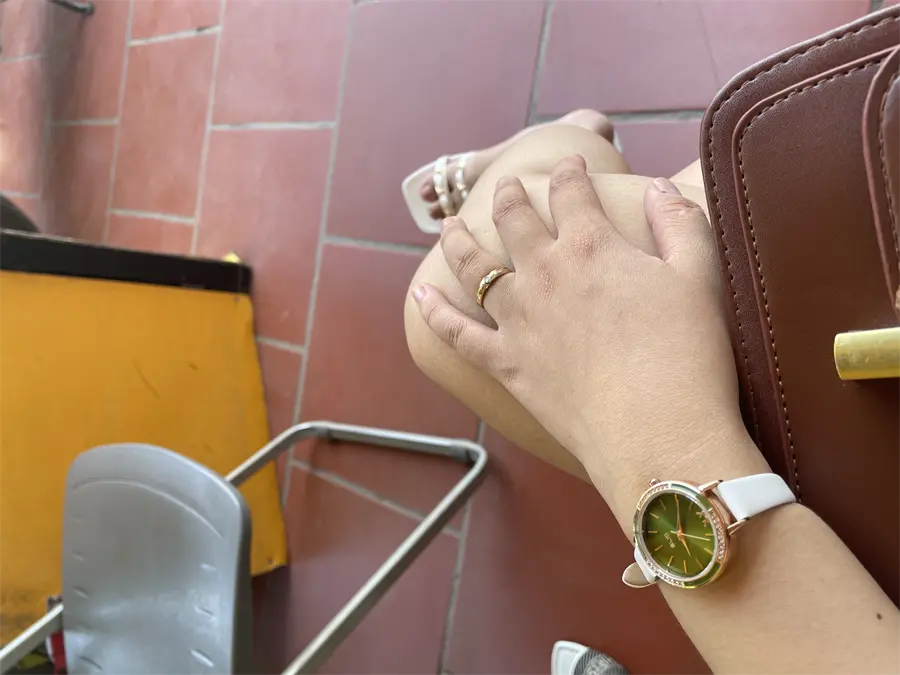 Khách hàng review Đồng hồ ELIO Xmas 28 mm Nữ EL086-04 7