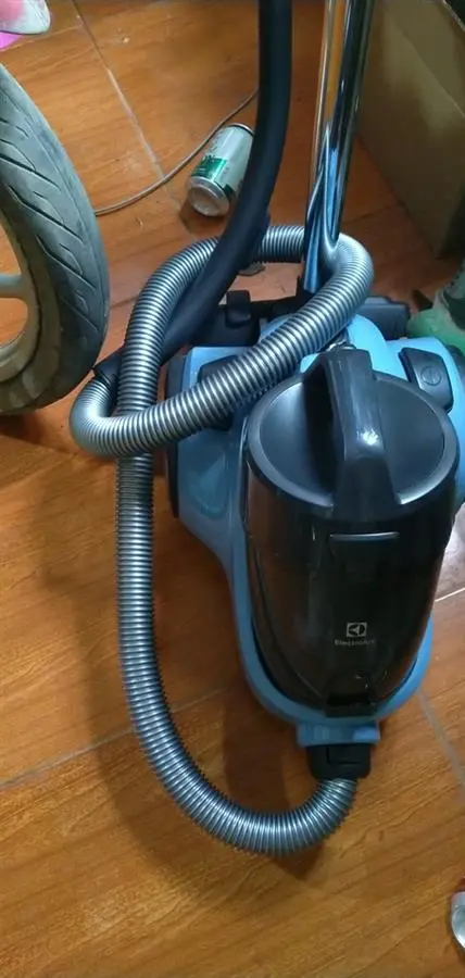 Khách hàng review Máy hút bụi dạng hộp Electrolux EC31-2BB 2