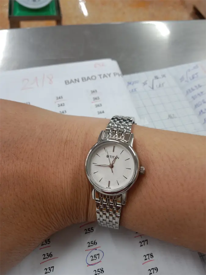 Khách hàng review Đồng hồ TITAN Karishma 25 mm Nữ 2593SM04 2