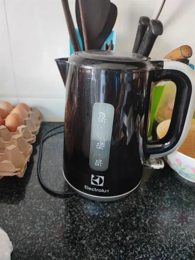 Khách hàng review Bình đun siêu tốc Electrolux 1.7 lít EEK3505 4