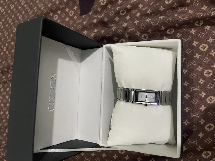 Khách hàng review Đồng hồ CITIZEN 31.9 mm Nữ EG7050-54A 1