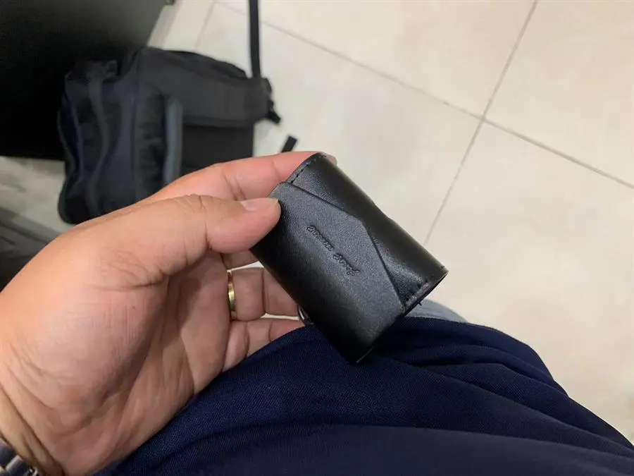 Khách hàng review Túi đựng AirPods Pro Nhựa dẻo PU kèm móc JM PL07 1
