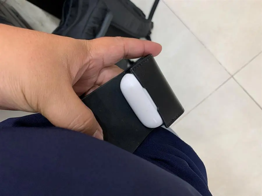 Khách hàng review Túi đựng AirPods Pro Nhựa dẻo PU kèm móc JM PL07 2